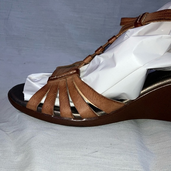 Clarks 8.5 women’s Tan Wedge Sandals with Elegant Lattice Straps - Picture 5 of 16